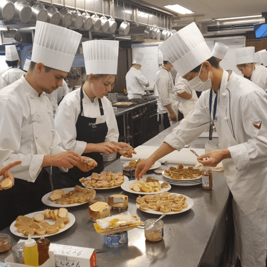 Elèves de diététique dans une cuisine au japon, COFAP IFOM